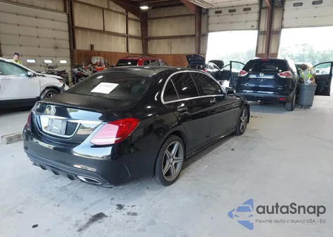 2015 Mercedes-Benz C 300 4Matic/Luxury 4Matic/Sport 4Matic z USA, uszkodzony, nr VIN 55SWF4KB3FU081695